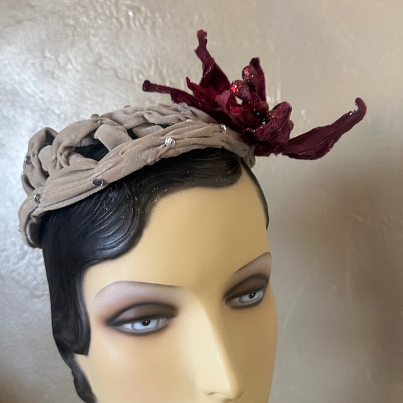 SINGULAR  1940s\' TAUPE VELOUR CAP IN LATTICE WORK + MAROON  FABRIC \